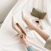 Obični model kožnih cipela na petu u bež i crnoj boji