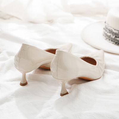 Obični model kožnih cipela na petu u bež i crnoj boji