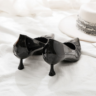 Obični model kožnih cipela na petu u bež i crnoj boji