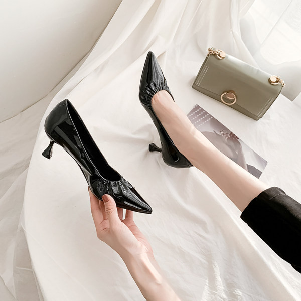 Obični model kožnih cipela na petu u bež i crnoj boji