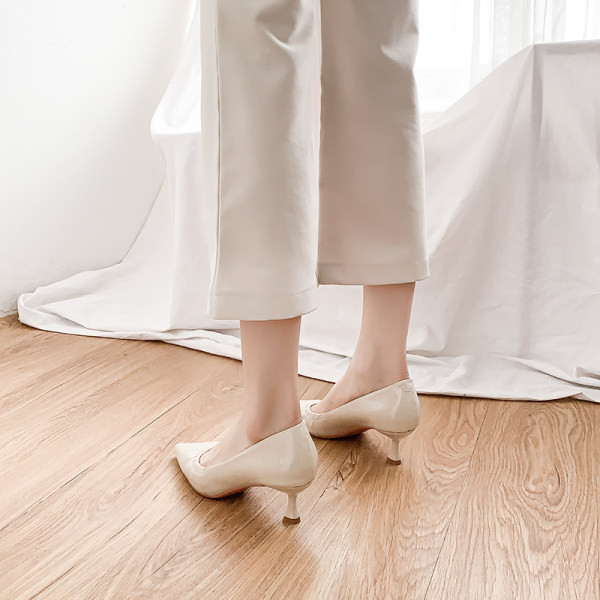 Obični model kožnih cipela na petu u bež i crnoj boji