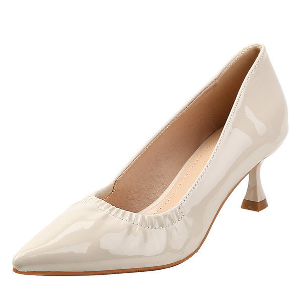 Obični model kožnih cipela na petu u bež i crnoj boji