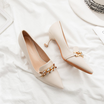 Ženske cipele na špic s metalnim elementom u bež boji