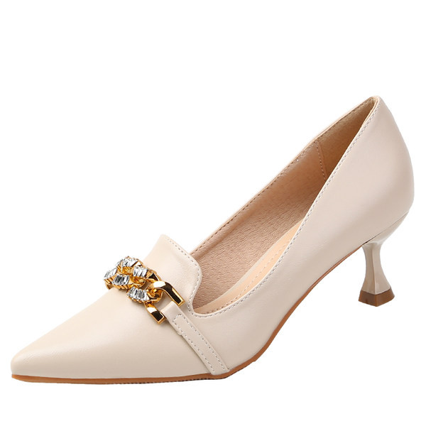 Ženske cipele na špic s metalnim elementom u bež boji