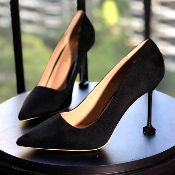 Obični model ženskih cipela od eko brušene kože