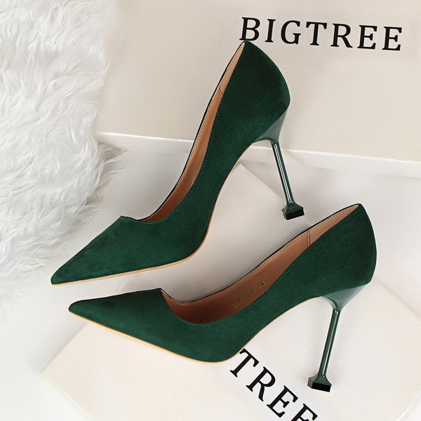 Obični model ženskih cipela od eko brušene kože