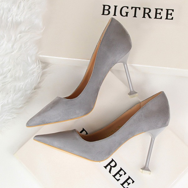 Obični model ženskih cipela od eko brušene kože