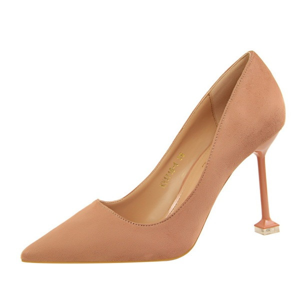 Obični model ženskih cipela od eko brušene kože