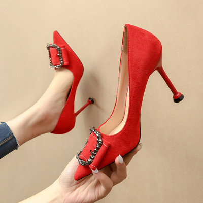 Izoštreni model ženskih cipela od eko brušene kože sa kopčom