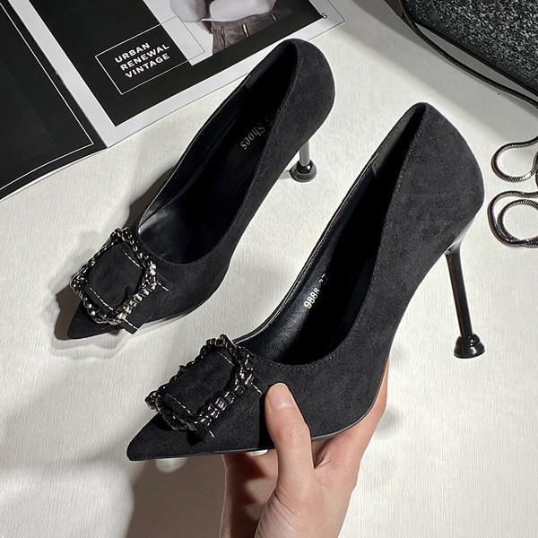 Izoštreni model ženskih cipela od eko brušene kože sa kopčom