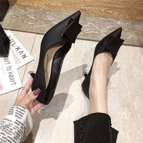 Moderne ženske cipele od eko kože sa kopčom - crne i bež boje