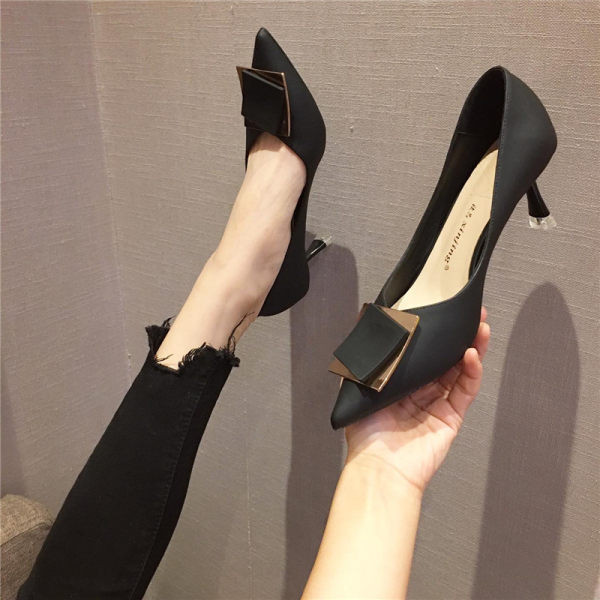 Moderne ženske cipele od eko kože sa kopčom - crne i bež boje