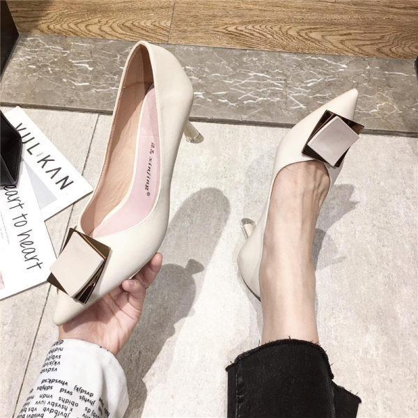 Moderne ženske cipele od eko kože sa kopčom - crne i bež boje