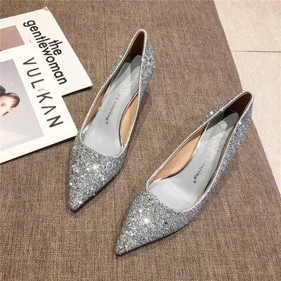 Novi model ženskih cipela sa 7 cm visokom petom i sjajnim efektom