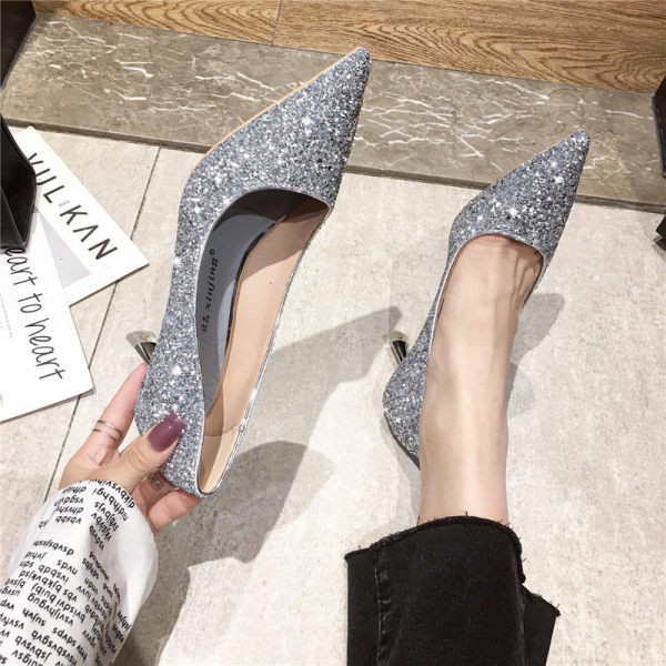 Novi model ženskih cipela sa 7 cm visokom petom i sjajnim efektom