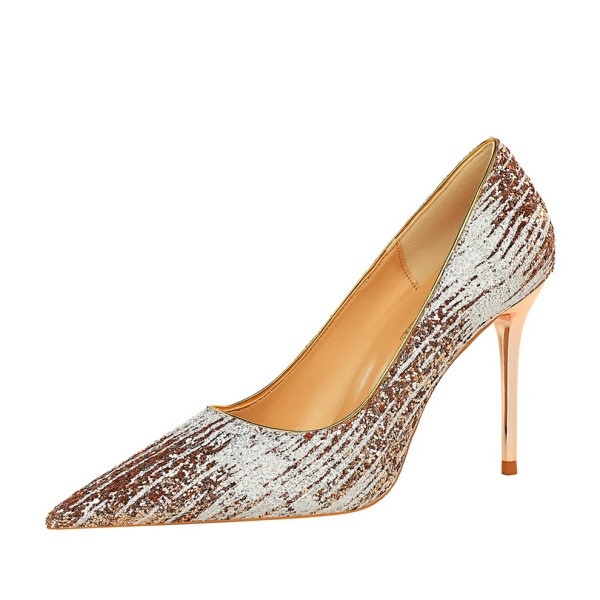 Õhukese 10 cm kontsaga terava otsaga naiste kingade mudel