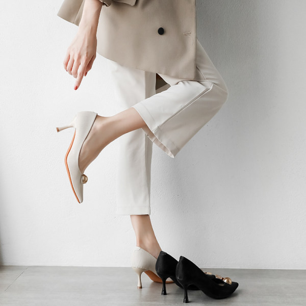 Elegantne ženske cipele s toplom postavom i metalnim ukrasom