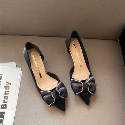 Moderne ženske cipele na špic s trakom i petom visine 5 cm