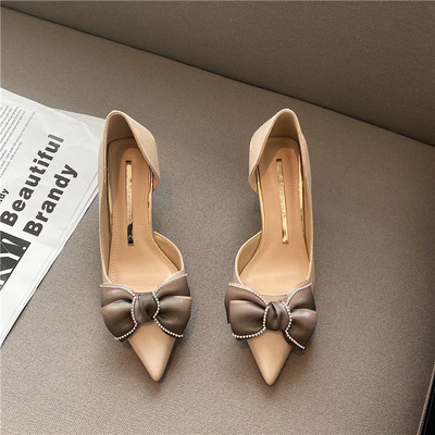 Moderne ženske cipele na špic s trakom i petom visine 5 cm