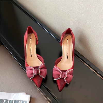 Moderne ženske cipele na špic s trakom i petom visine 5 cm