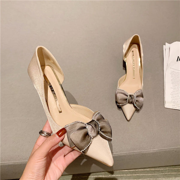 Moderne ženske cipele na špic s trakom i petom visine 5 cm