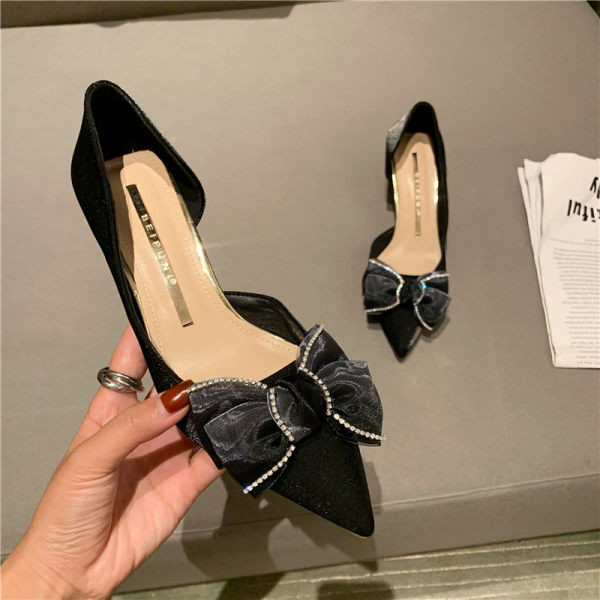 Moderne ženske cipele na špic s trakom i petom visine 5 cm