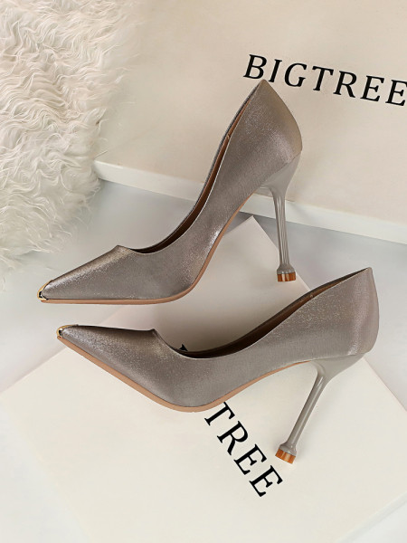 Špic model ženskih elegantnih cipela na petu