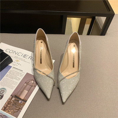 Elegantne ženske cipele sa sjajnim efektom i kamenčićima
