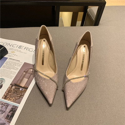 Elegantne ženske cipele sa sjajnim efektom i kamenčićima