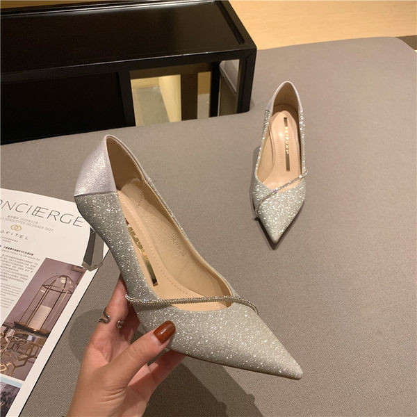 Elegantne ženske cipele sa sjajnim efektom i kamenčićima