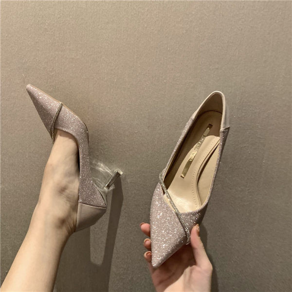 Elegantne ženske cipele sa sjajnim efektom i kamenčićima