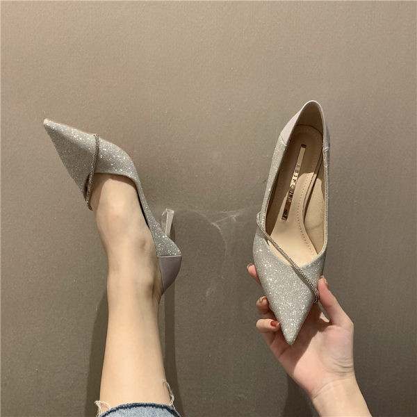 Elegantne ženske cipele sa sjajnim efektom i kamenčićima