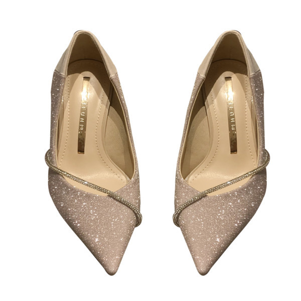Elegantne ženske cipele sa sjajnim efektom i kamenčićima