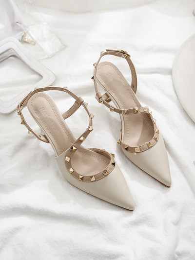 Novi model ženskih cipela na tanku petu i zakovicama