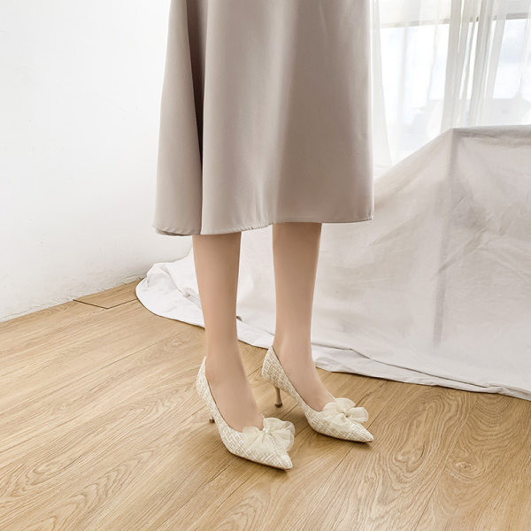 Bež ženske cipele s trakom i tankom petom