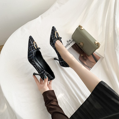 Model ženskih cipela na špic s metalnim ukrasom u crnoj i bež boji