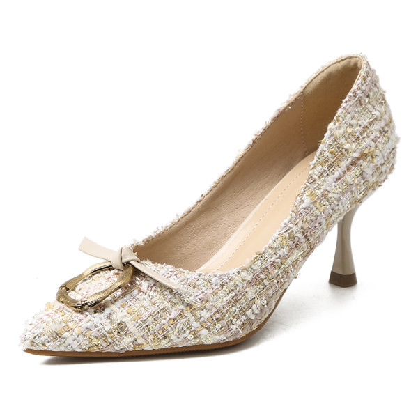 Model ženskih cipela na špic s metalnim ukrasom u crnoj i bež boji