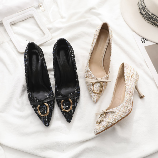 Model ženskih cipela na špic s metalnim ukrasom u crnoj i bež boji