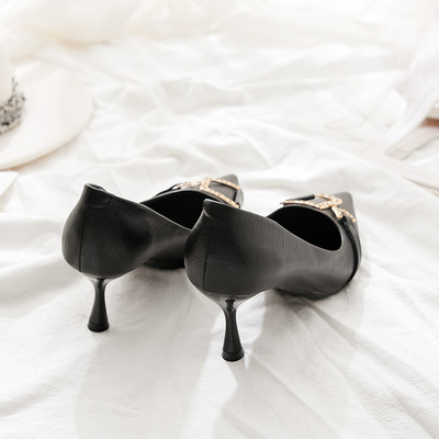 Kožne ženske cipele na špic s metalnim elementom