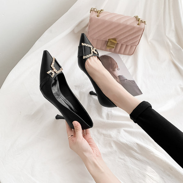 Kožne ženske cipele na špic s metalnim elementom