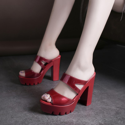 Ženske papuče sa debelom petom u crnoj i crvenoj boji