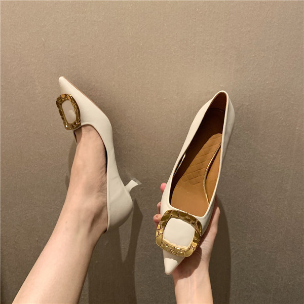 Novi model ženskih cipela sa metalnom kopčom - tri boje