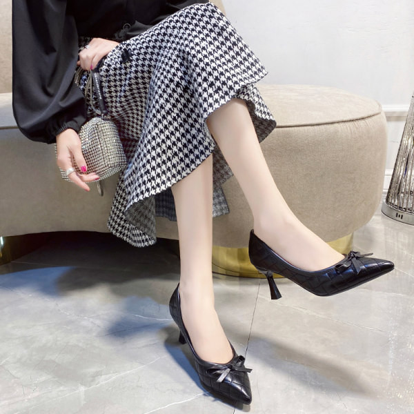 Moderne ženske cipele s trakom i petom 6 cm