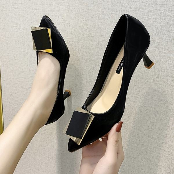 Ženske kožne cipele na špic s kopčom