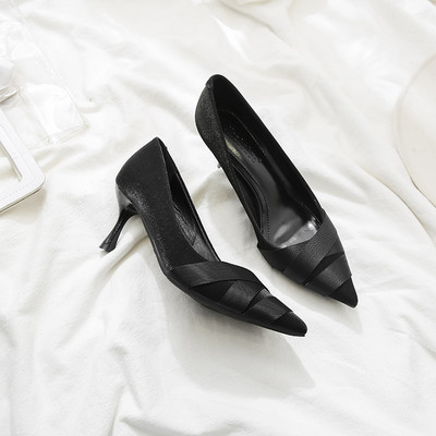 Ženske casual cipele na špic model u crnoj i crvenoj boji