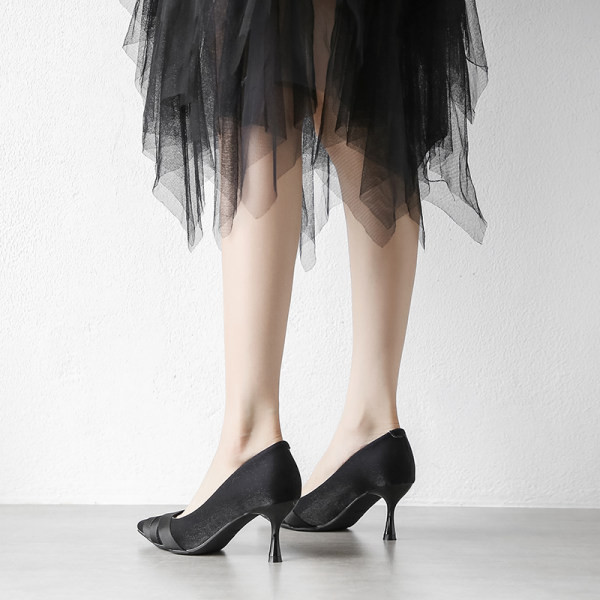 Ženske casual cipele na špic model u crnoj i crvenoj boji