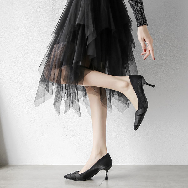 Ženske casual cipele na špic model u crnoj i crvenoj boji