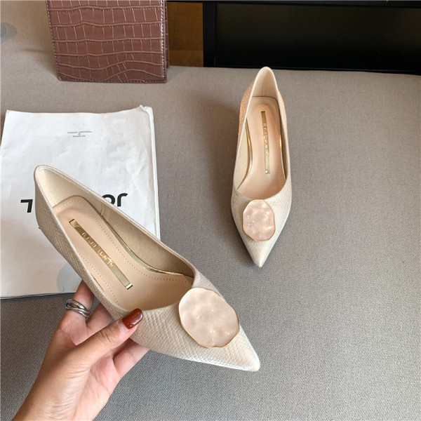 Moderne ženske cipele na špic u tri boje