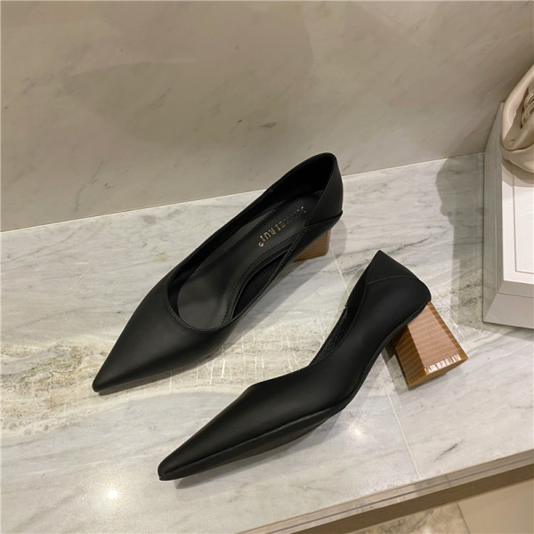 Novi model ženskih kožnih cipela na petu visine 5 cm