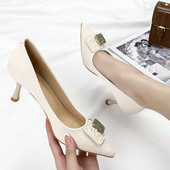 Kožne ženske cipele na špic i metalni element